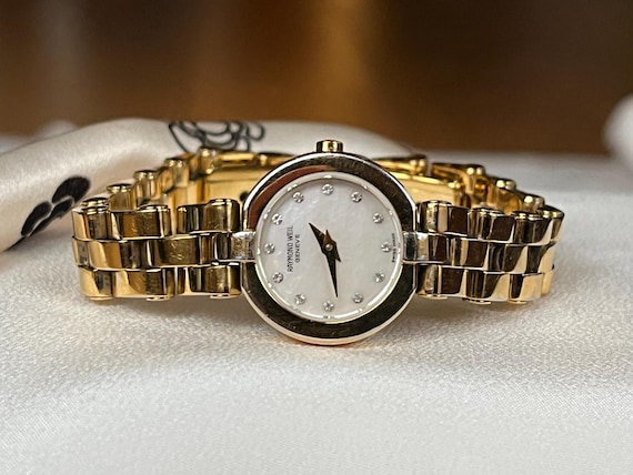 Stunning 1980's Vintage Swiss Small Quartz Ladies Dress Watch