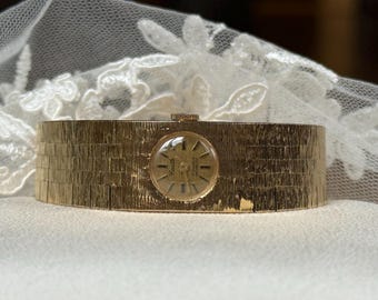 Elegante 1960er Jahre Schweizer kleine mechanische Vintage-Damenuhr Castle goldene Farbe Gehäuse Edelstahl-Armband in Goldfarbe