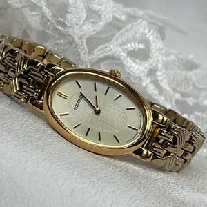 Elegante reloj de vestir vintage japonés de cuarzo pequeño para mujer de los años 90, marca Seiko, con caja dorada. Reloj de cóctel de cuarzo para mujer. Regalo ideal para mujer.