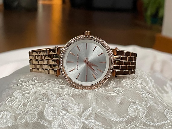 Lot of women’s designer watches. Michael Kors, Fossil, Amitron Relic Guess Seiko 43 Watches untested. Seiko,Michael Kors, Fossil, Quartz  main image 4