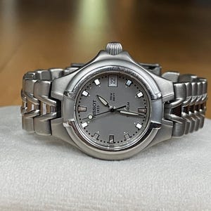 Elegante orologio da polso da donna al quarzo svizzero vintage degli anni '80, con cassa color argento Tissot, orologio da cocktail al quarzo da donna, orologio da regalo da donna