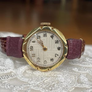 Elegante orologio meccanico da donna svizzero vintage degli anni '50 con cassa color oro, orologio da polso retrò da donna, regalo, orologio da cocktail
