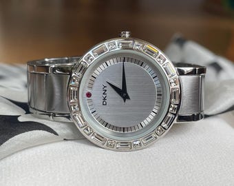 Elegante reloj de vestir de cuarzo vintage de tamaño mediano para mujer de los años 90, Donna Karan DKNY, caja plateada, reloj de cóctel vintage para mujer, reloj de regalo para mujer