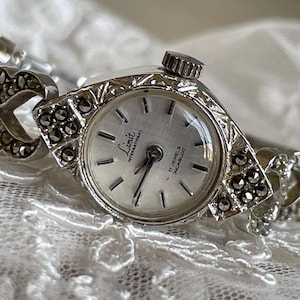 Elegante orologio da polso da donna vintage svizzero degli anni '70, Limit Intl., cassa color argento con piccolo braccialetto color argento, regalo orologio da donna
