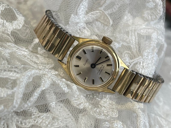 Vintage golden watch hotsell