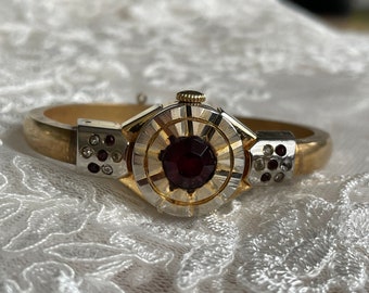 Elegancki damski szwajcarski zegarek na rękę Fero z 1960 roku w złotej kopercie z białymi i czerwonymi cyrkoniami na bransoletce, prezent w postaci zegarka z bransoletką