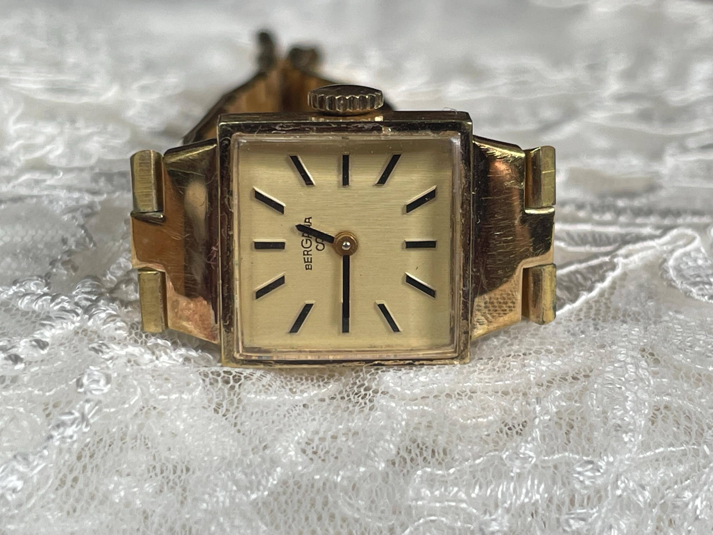 Chic 1960 Vintage Swiss Ladies Wristwatch Bergana Golden Color