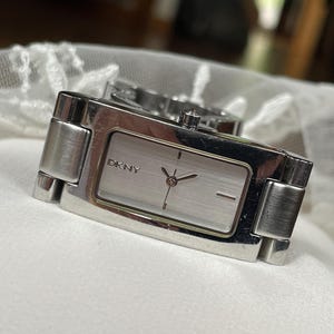 Elegante orologio da donna al quarzo vintage anni '90 Donna Karan DKNY cassa color argento, orologio da cocktail vintage da donna, orologio da regalo da donna