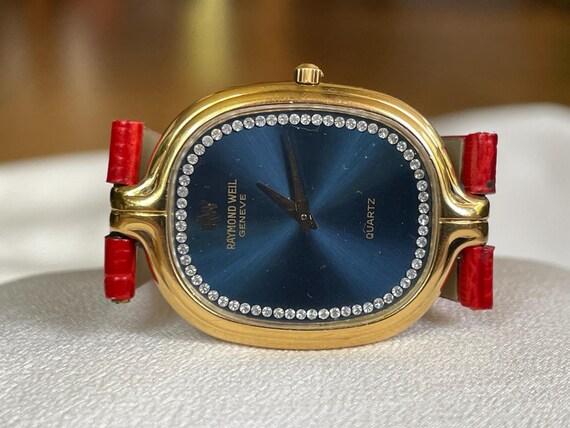 Elegant 1980's Vintage Swiss Mid Size Quartz Gold Plated Ladies