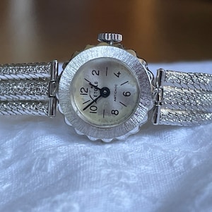 Stupendo orologio da polso da donna francese vintage del 1960 L'etoile, cassa color argento con bracciale in acciaio inossidabile color argento. Orologio da donna in regalo