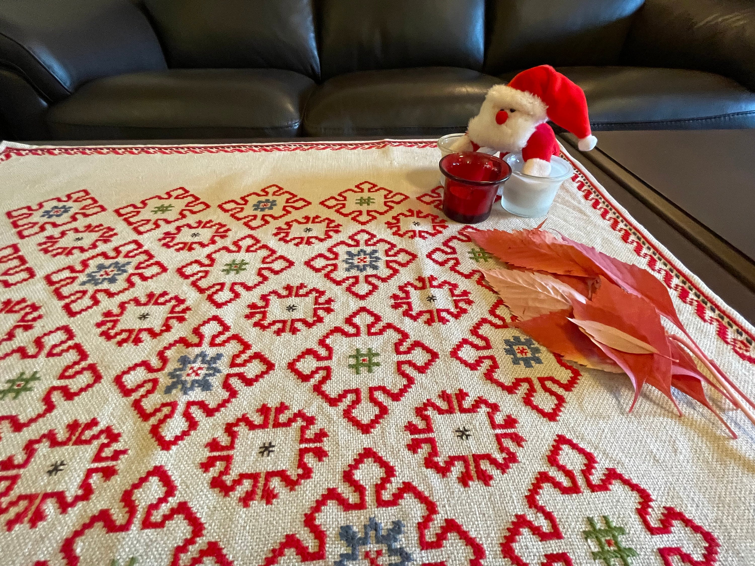 手作りのヴィンテージ刺繍入りテーブルクロス（赤）、素朴なコットン