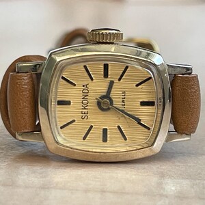 Orologio da donna vintage anni '70 Sekonda, orologio da cocktail retrò da donna con cassa color oro e cinturino in pelle marrone chiaro, orologio da donna regalo