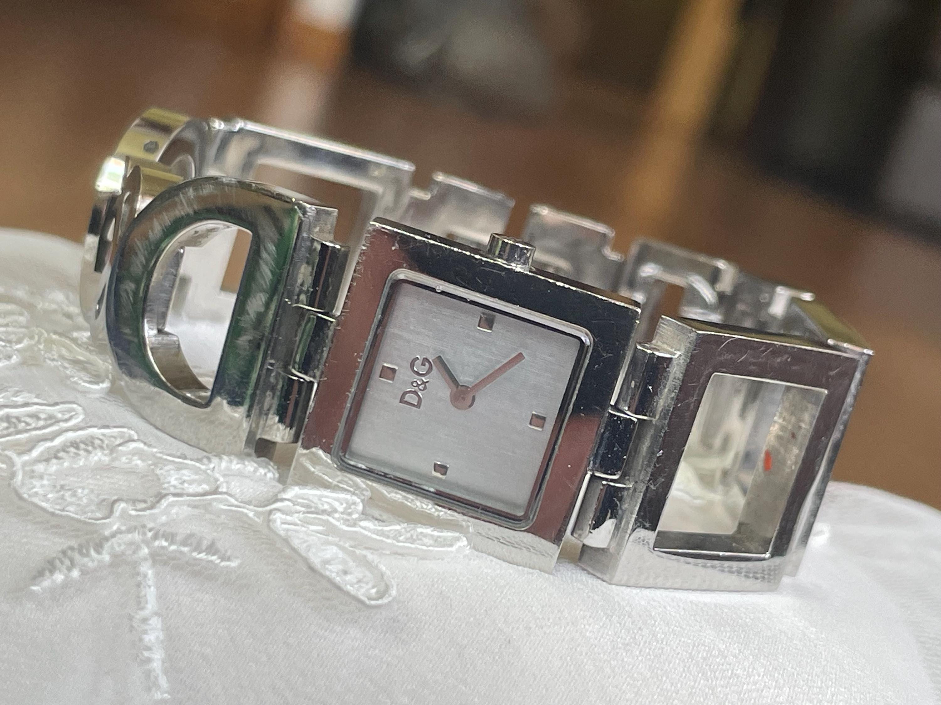 Elegant 1990's Vintage Quartz Mid Size Ladies Dress Watch
