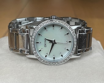 Elegante reloj de vestir de cuarzo vintage de tamaño mediano para mujer de los años 90, Donna Karan DKNY, caja plateada, reloj de cóctel vintage para mujer, reloj de regalo para mujer