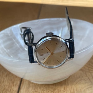 Elegante orologio da polso da donna vintage URSS anni '70, cassa color argento Luch, piccolo orologio da polso da donna vintage sovietico, regalo per orologio da polso retrò da donna