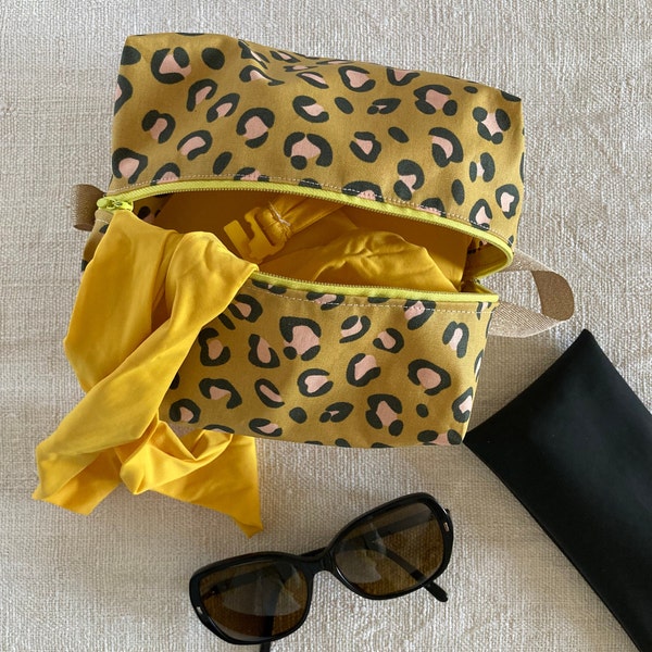 Trousse en toile enduite imprimée "Léopard jaune moutarde" de chez "Poppy", pour maillot de bain ou trousse de rangement