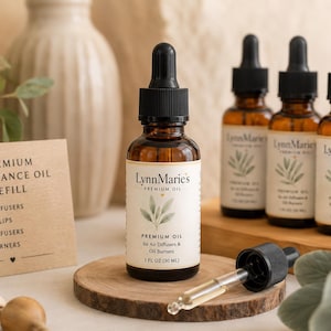 Puede incluir: Cuatro frascos cuentagotas de vidrio ámbar de LynnMarie's Premium Oil, etiquetados con 1 FL OZ (30 ml). Un pequeño letrero dice Premium Fragrance Oil Refill para difusores de coche, clips de ventilación, difusores de aire y quemadores de aceite.