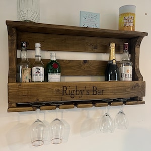 Personalisierte, handgefertigte Wandbar aus Holz – Individuell anpassbare rustikale Spirituosenaufbewahrung – Gin-Bar – Weinregal