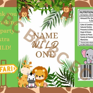 Könnte beinhalten: Eine grüne und braune Geburtstags-Geschenk-Tasche im Safari-Stil mit einem Dschungeltier-Design. Die Tasche zeigt eine Giraffe, ein Zebra und einen Löwen sowie den Text "NAME WILD ONE" und "SAFARI". Auf der Rückseite der Tasche befindet sich ein Nährwert-Etikett mit einer spielerischen Liste von Geburtstags-Party-Essentials, wie "Cake & Candies", "Satured Smiles" und "Memories".