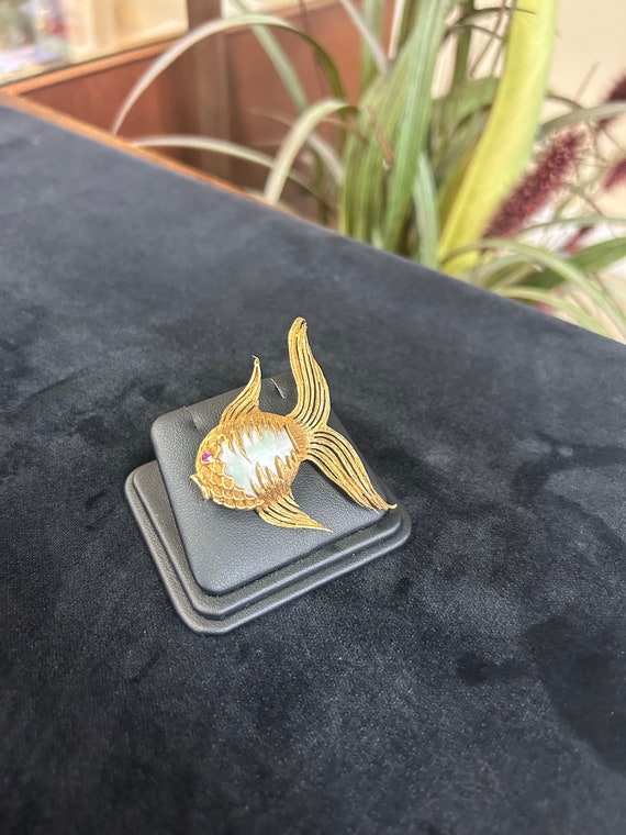 18kt Yellow Gold Unique Fish Brooch Bettina