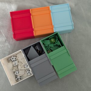 Caja Modular Interconectable con Tapa Deslizante: Para juegos de mesa, piezas, naipes, almacenamiento.