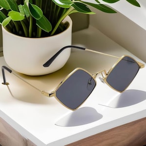 Popular Fashion Medium Rhombus Unisex Luxury Sunglasses Vintage Punk Men Sun Glasses Shades UV400Black Color Gold Frame