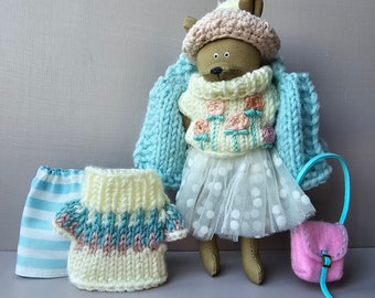 Weiche und kuschelige 14 cm große Teddybären - erhältlich in Jungen- und Mädchenstilen.