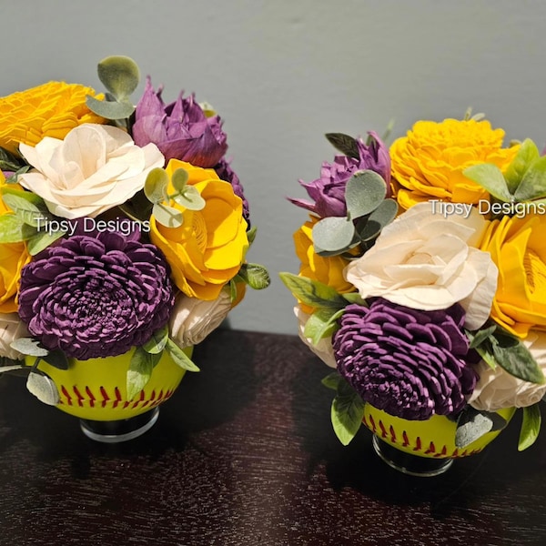 Bouquet di fiori di legno per softball, realizzato su ordinazione.
