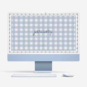 Op de afbeelding: Een lichtblauwe iMac-computer met bijpassend toetsenbord en muis. Het scherm toont een blauw-wit ruitpatroon met het woord "januari" in cursief. Het scherm heeft een geschulpte rand.