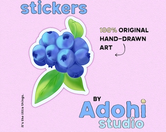 Könnte beinhalten: Ein Aufkleber mit einer Ansammlung blauer Heidelbeeren und grünen Blättern. Der Text lautet stickers, 100% ORIGINAL HAND-DRAWN ART, it's the little things. BY Adohi studio mit einem kleinen Smiley-Gesicht auf rosa Grund.