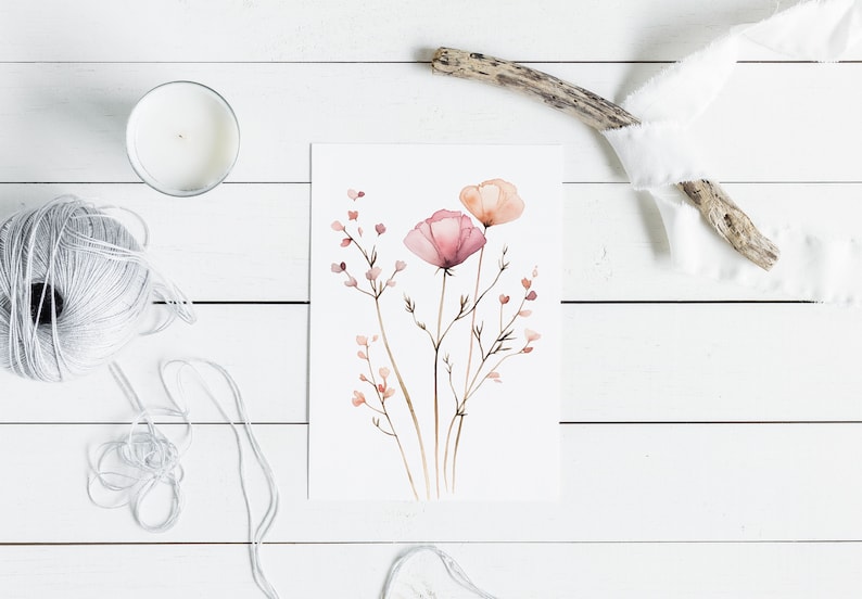 K&ouml;nnte beinhalten: Ein Aquarellbild von rosa und pfirsichfarbenen Blumen mit braunen Stielen und kleinen rosa Knospen. Das Bild ist auf wei&szlig;em Hintergrund und wird von einem wei&szlig;en Passepartout gerahmt.