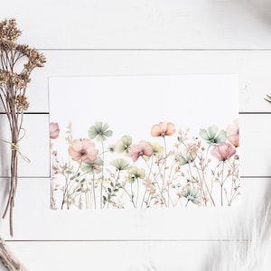 K&ouml;nnte beinhalten: Ein Aquarelldruck mit einem Rand aus rosa, pfirsichfarbenen und gr&uuml;nen Blumen und Bl&auml;ttern auf wei&szlig;em Hintergrund.