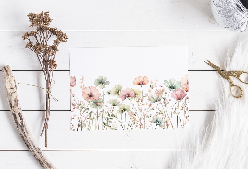 K&ouml;nnte beinhalten: Ein Aquarelldruck mit einem Rand aus rosa, pfirsichfarbenen und gr&uuml;nen Blumen und Bl&auml;ttern auf wei&szlig;em Hintergrund.