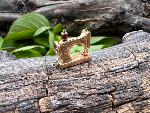 14k Gold Sewing Machine Charm: Vintage Engraved Detail