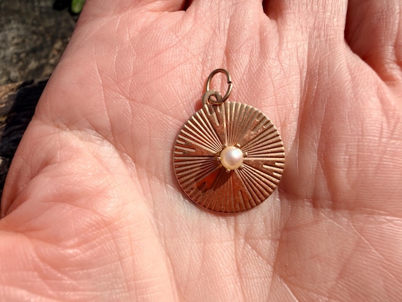 14K Yellow Gold Textured Disc Pearl Charm Pendant, Sunshine Radiating Design