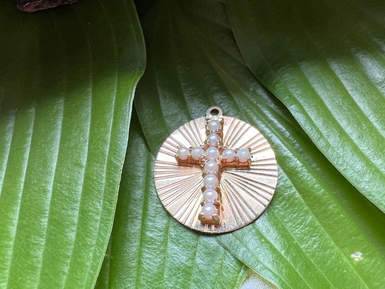 14k Yellow Gold Pearl Cross Charm, Religious Pendant bild 10