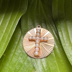14k Yellow Gold Pearl Cross Charm, Religious Pendant bild 5