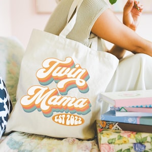 2022 Retro Twin Mama PNG, W mojej erze sublimacji Twin Mom, Nowy prezent dla mamy bliźniaków, Prezent poporodowy, Baby Shower, Oczekująca bliźniaków po raz pierwszy mama