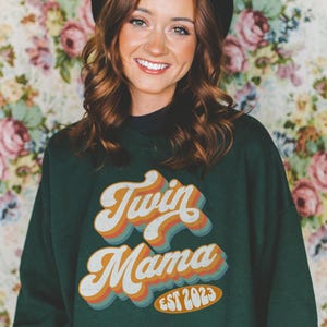 2023 Retro Twin Mama PNG, W mojej erze sublimacji Twin Mom, Nowy prezent dla mamy bliźniaków, Prezent poporodowy, Baby Shower, Oczekująca bliźniaków po raz pierwszy mama
