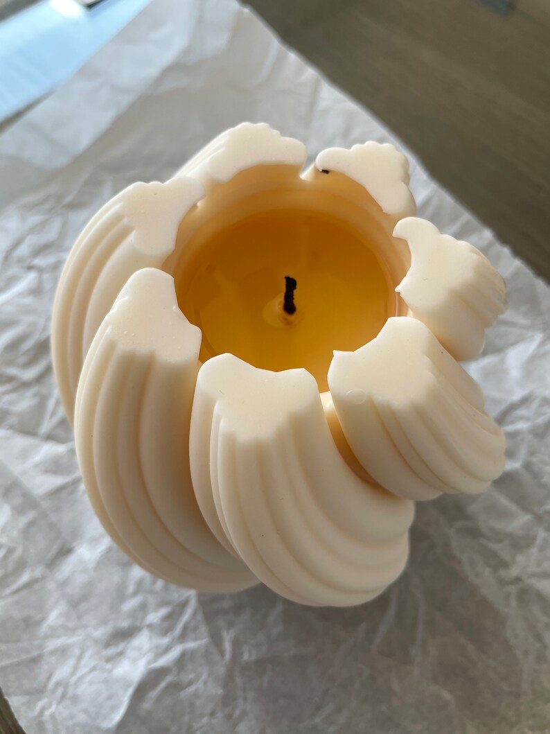 XL Swirl candle 1.5lbs image 3