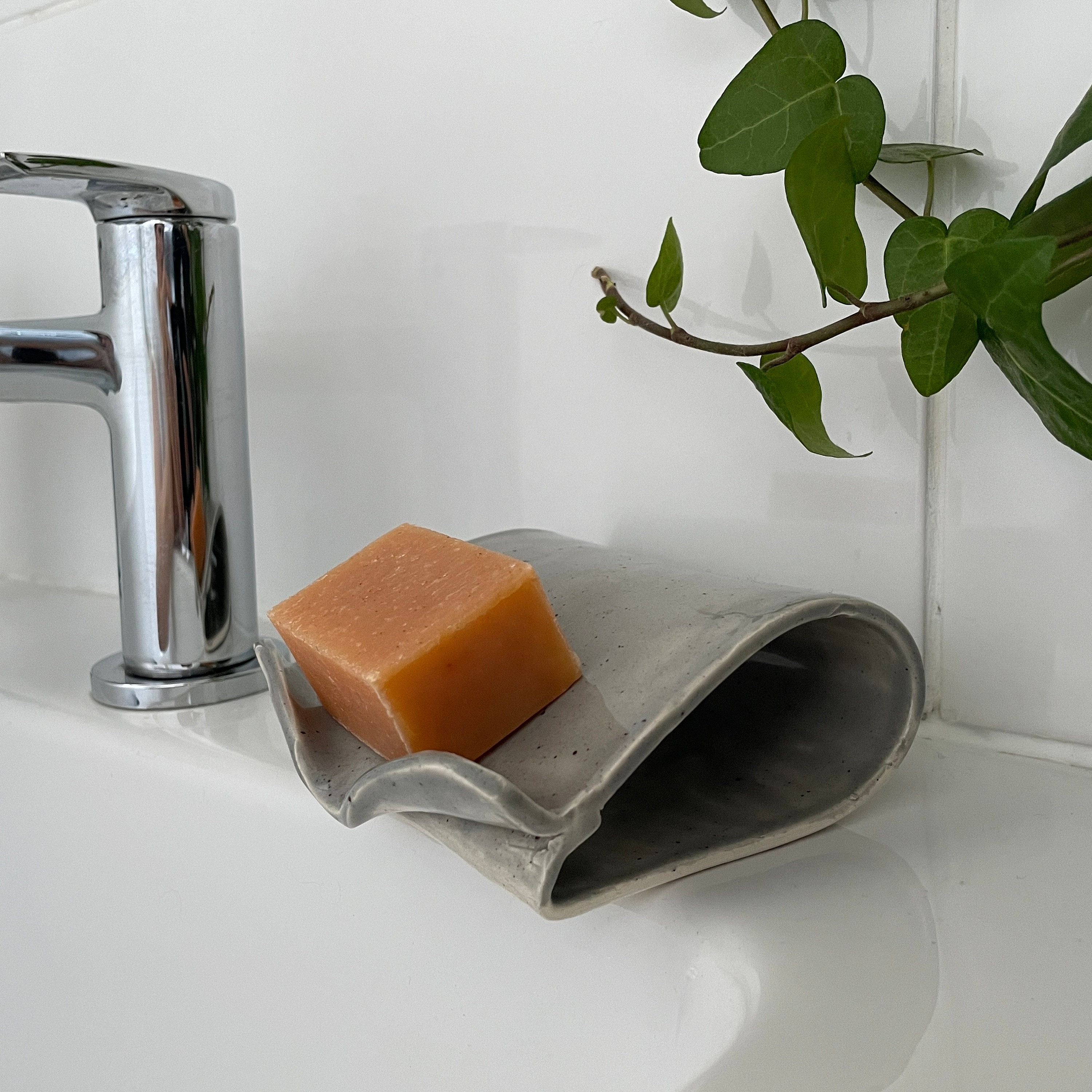 PEBBLE  self-draining soap dish - CHR Design
