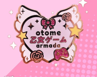 Puede incluir: Un pin de esmalte rosa y dorado en forma de corazón con alas. El corazón contiene el texto "otome armada" y el texto japonés "乙女ゲーム". El pin tiene un acabado de brillo rosa.