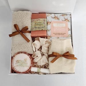 Boîte « Câlin dans une boîte » : cadeau réconfortant pour femme avec couverture, thé, bougie et carte personnalisée : guérison, encouragement, soutien pour une amie