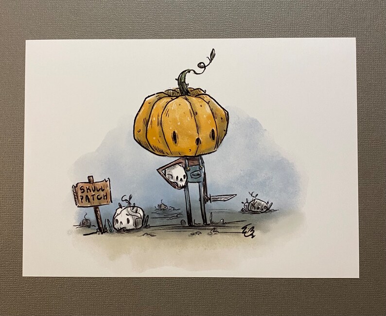 K&ouml;nnte beinhalten: Eine Aquarellillustration eines K&uuml;rbis-Kopf-Charakters, der einen Sch&auml;del h&auml;lt und in einem Feld mit einem Schild steht, auf dem "Skull Patch" steht.