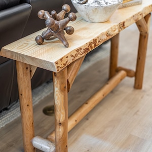 Mesa de centro rústica de madera con borde natural: patas de cedro blanco, tablero de pino macizo.