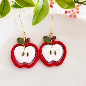 Pendientes colgantes de manzana para la vuelta al cole / Pendientes de arcilla polimérica / Pendientes para profesor / Hechos a mano