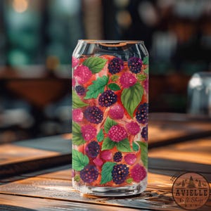 Peut inclure: Une canette en verre transparente avec un motif de baies roses et violettes. La canette est remplie d'un liquide rose et possède un couvercle argenté.