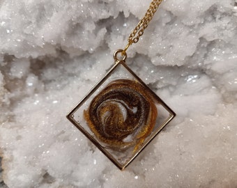 Collier unique en résine tourbillonnante en or, marron et blanc avec lunette en or avec chaîne en or