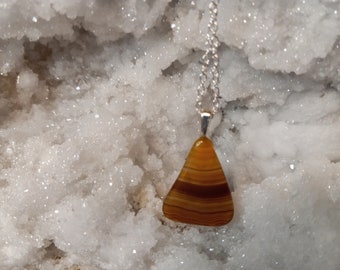 Magnifique collier en agate dégradée dans des tons bruns sur chaîne en argent