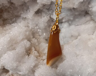 Belle agate du Brésil sur chaîne en or de 18 po.